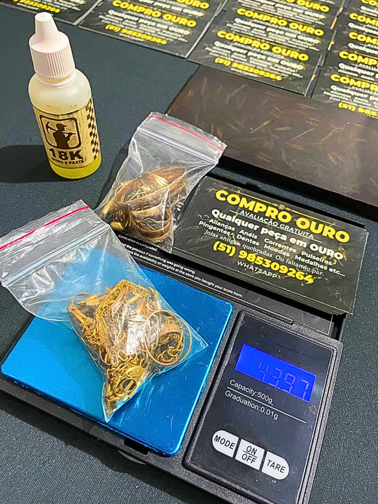 Foto: joias / lingotes de ouro em fundo escuro